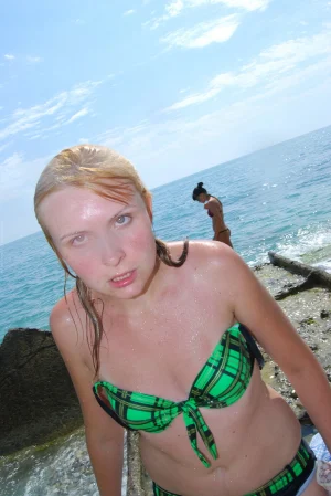 03-topless-chick-on-the-beach-shows-herself