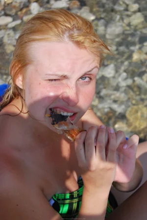 04-topless-chick-on-the-beach-shows-herself