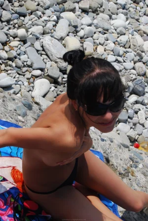 10-topless-chick-on-the-beach-shows-herself