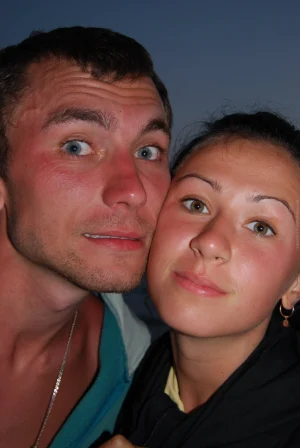 18-topless-chick-on-the-beach-shows-herself