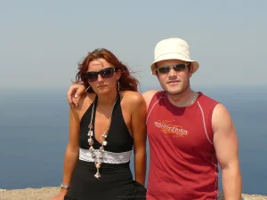 19-topless-chick-on-the-beach-shows-herself