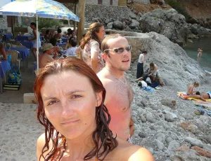 20-topless-chick-on-the-beach-shows-herself