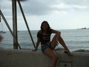 21-topless-chick-on-the-beach-shows-herself