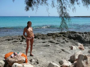 24-topless-chick-on-the-beach-shows-herself