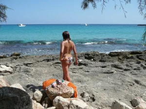 27-topless-chick-on-the-beach-shows-herself