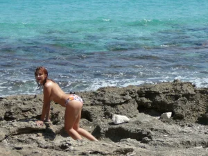 28-topless-chick-on-the-beach-shows-herself