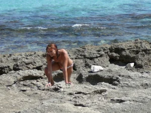 31-topless-chick-on-the-beach-shows-herself