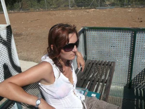 32-topless-chick-on-the-beach-shows-herself