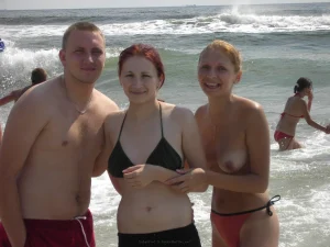 34-topless-chick-on-the-beach-shows-herself