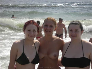35-topless-chick-on-the-beach-shows-herself