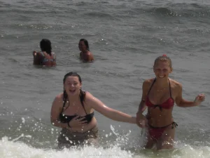 37-topless-chick-on-the-beach-shows-herself