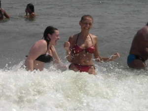 38-topless-chick-on-the-beach-shows-herself