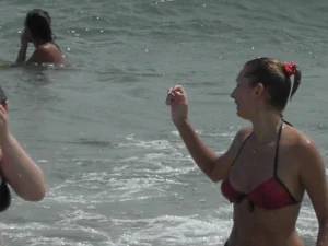 39-topless-chick-on-the-beach-shows-herself