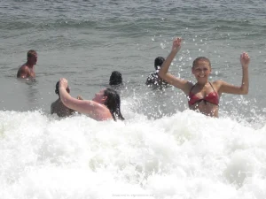 40-topless-chick-on-the-beach-shows-herself