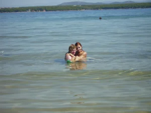 06-topless-gfs-show-themselves