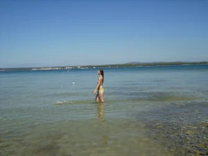 24-topless-gfs-show-themselves