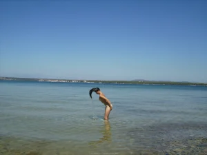 27-topless-gfs-show-themselves