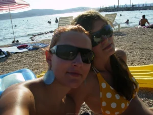 35-topless-gfs-show-themselves