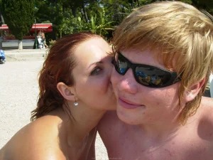 41-topless-gfs-show-themselves