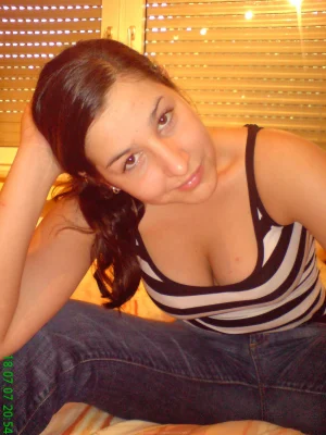 Babe shows her shaved pussy