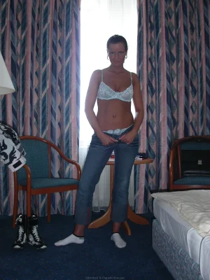 Prette babe takes off her clothes